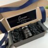 Caja de regalo que incluye una taza térmica personalizada de 360 ml y una pequeña caja personalizada, con lazo azul y una tarjeta de agradecimiento en español para un líder de equipo.