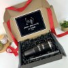El Kit termo jumbo 1200ml y caja mediana personalizada incluye un vaso negro personalizado con la etiqueta Sara Serna y una tarjeta con un dulce mensaje en español: un regalo perfecto para momentos especiales.