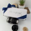 Kit termo portalatas 420ml y caja chica personalizada en caja de regalo con texto ¡Feliz cumpleaños!, planta y artículos de madera sobre fondo blanco.