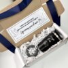 Regalo para padrino de kit termo portalatas 420ml y caja personalizada, nota en español para peticion de padrinos, decorado con liston azul y papel picado.