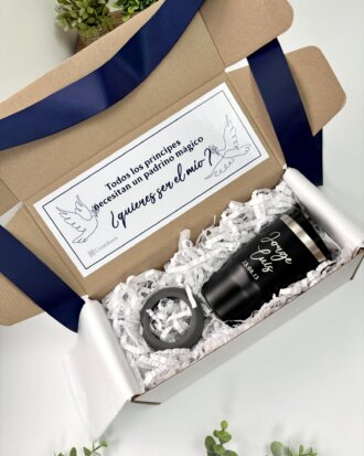 Regalo para padrino de kit termo portalatas 420ml y caja personalizada, nota en español para peticion de padrinos, decorado con liston azul y papel picado.
