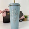 Termo tipo Starbucks azul claro de 710 ml con diseño de león floral dorado y pajita, que se muestra con una pequeña caja de regalo personalizada, ideal para regalar o agregar a su colección.