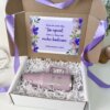 El Kit termo jumbo 1200ml y caja mediana personalizada incluye un vaso rosa de 1200 ml y una tarjeta floral con un mensaje de felicitación en español, presentado en una caja de regalo mediana personalizable: el regalo ideal
