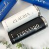 Se muestran cuatro vasos personalizados. Dos vasos azules con nombres en cursiva, un vaso blanco con la etiqueta Claudia Bride y un vaso negro con la etiqueta Fernando Groom, ambos con fecha del 01.06.2024. Se ven hojas de eucalipto en las esquinas inferiores.