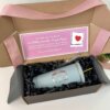 Kit termo tipo Starbucks 710ml y caja chica personalizada: incluye vaso con popote, tarjeta y moño rosa, ideal como regalo especial o caja personalizada.