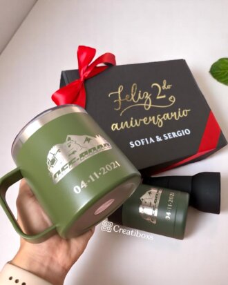 Regalo personalizado para hombre: termo verde con carro off road y fecha 04.11.2021, en caja personalizada "Feliz 2do aniversario, Sofia & Sergio." Un detalle único para cualquier ocasión especial.