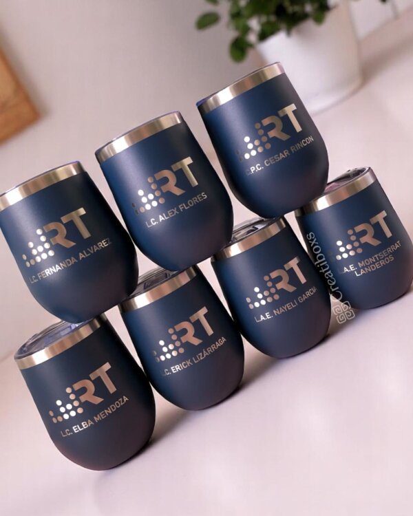 Seis termos personalizados para regalo corporativo con logo, color azul marino, apilados en pirámide sobre una mesa, ideales para empresas que buscan un detalle elegante y funcional.