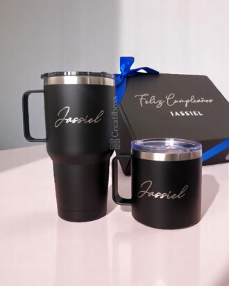Dos termos personalizados para hombre junto a una caja personalizada con lazo azul y texto "Feliz Cumpleaños Jassiel", ideal como regalo personalizado.