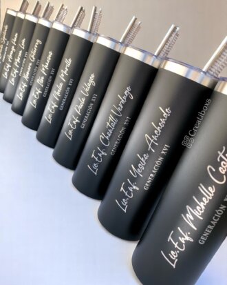Nueve termos de graduación personalizados (negros con texto blanco, pajitas de acero inoxidable y el logotipo de Creatiblos) son un regalo de graduación memorable.