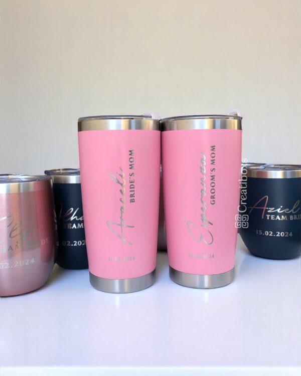 Seis termos personalizados para boda en tonos rosa y oscuros, etiquetados para los miembros del cortejo nupcial, incluida la mamá de la novia: un toque ideal y elegante para su celebración.
