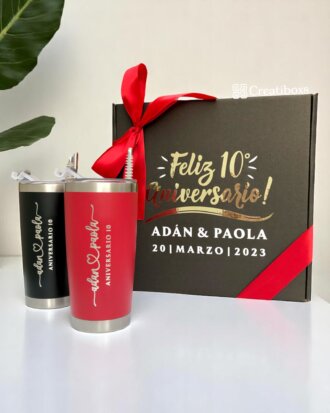 Regalo personalizado para hombre: caja personalizada con “Feliz 10° Aniversario” e incluye dos termos personalizados (uno negro y uno rojo) con popotes.