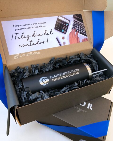 La caja de regalo de Tegalo corporativo con logotipo incluye un vaso y una tarjeta con la imagen de una computadora portátil y una calculadora para el Día del Contador, ideal para reconocer al equipo y personalizable con el logotipo de su empresa.