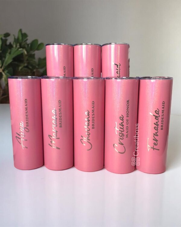 Ocho termos personalizados para boda en color rosa, cada uno con nombres y roles de la fiesta nupcial en plata, dispuestos sobre una superficie blanca, ideales para la celebración de su boda.