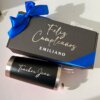 Kit termo clásico 590ml y caja chica personalizada: Caja negra con cinta azul, etiquetada "Feliz Cumpleaños Emiliano", incluye un vaso termo etiquetado "Teacher Jean.