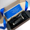 Kit termo clásico 590ml y caja chica personalizada con tarjeta azul y termo negro rotulado "Teacher Jean", decorado con listón azul.