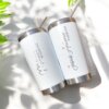 Dos vasos clásicos personalizados de 590 ml con tapa de metal y pajita son el complemento perfecto para tu Kit termo clásico 590 ml y caja chica personalizada, creando un set de regalo único y considerado.