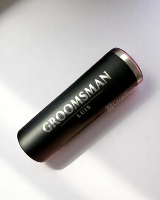 Termos personalizados para boda: vaso negro con "GROOMSMAN LUIS" impreso en blanco sobre fondo blanco, ideal para bodas o como recuerdo especial para tu cortejo nupcial.