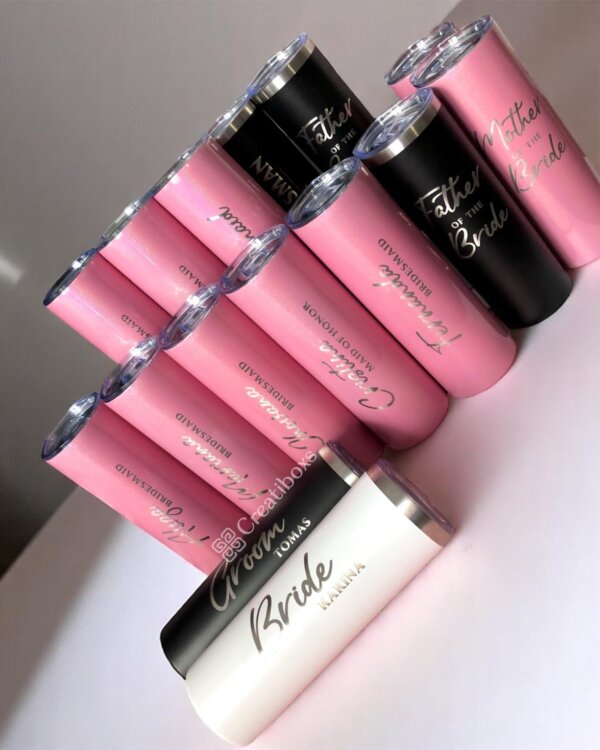Filas de termos personalizados para boda en color rosa, negro y blanco, cada uno etiquetado para la novia y su fiesta nupcial: regalos de boda perfectos para que su celebración sea verdaderamente inolvidable.