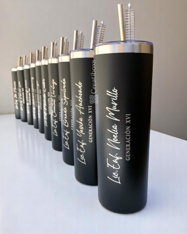 Regalo de graduación termos personalizados en negro con pajitas, cada uno con nombres blancos y GENERACIÓN XVI, ideales como regalo de graduación memorable.