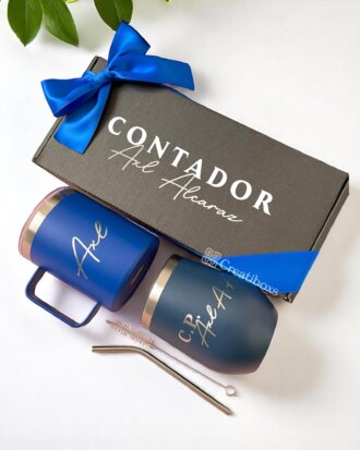 Regalo de graduación termos personalizados: set con dos tazas azules, popote y cepillo de metal, en caja con listón azul “Contador Ari Alcaraz”, ideal para regalar o complementar tus termos personalizados.