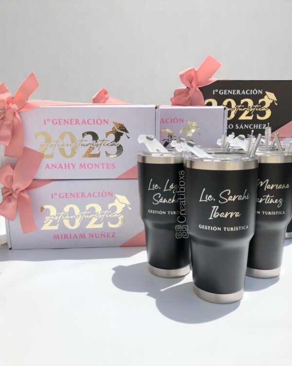 Regalo de graduación termos personalizados y cajas de regalo con moños rosas, decorados con nombres y el año de graduación. Un detalle elegante para celebrar logros y hacer inolvidable este día especial.