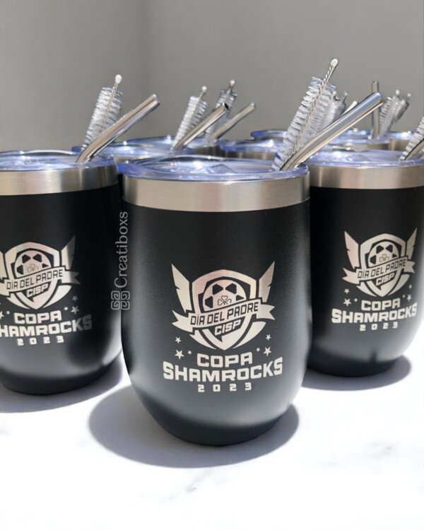Termos personalizados para regalo corporativo con logo “Día del Padre”. Incluyen sorbetes de acero inoxidable y cepillos de limpieza; una opción ideal para empresas en el Día del Padre.