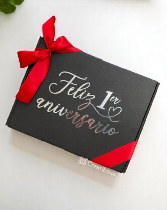 Elegante regalo personalizado para hombre con caja negra personalizada con texto Feliz primer aniversario, lazo rojo y termo personalizado, ideal para ocasiones especiales como aniversarios.