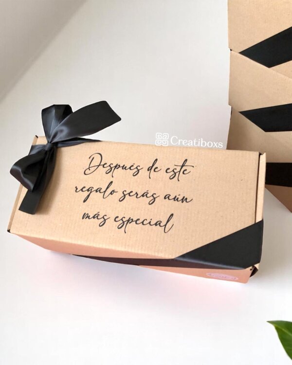 Caja de regalo marrón con cinta negra, texto en español y logotipo de Creatiboxs: ideal para regalos de boda o regalos de termos personalizados para boda.