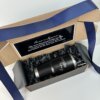 El Kit termo grande c/agarradera 890ml y caja chica personalizada incluye un termo grande de 890 ml, pajitas de metal, un mensaje personalizado en español y viene bellamente decorado con una cinta azul.