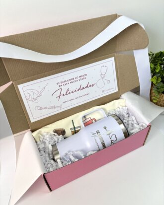 Kit termo grande con agarradera 890ml y caja chica personalizada, incluye vaso termo, nota de celebración y accesorios médicos, todo presentado con papel tisú blanco.