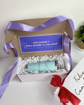 Regala el Kit termo clásico grande 890ml y caja personalizada de cumpleaños decorada con un listón morado y un mensaje en español te ama papá dentro de la tapa.