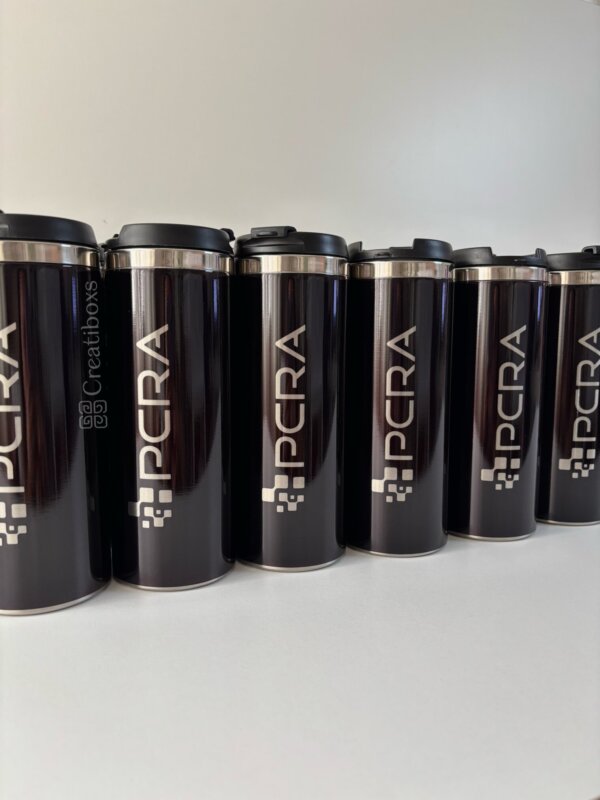 Seis Termos personalizados para regalo corporativo con logotipo negro, con un diseño PCRA plateado, alineados sobre una superficie blanca, perfectos para cualquier regalo corporativo.