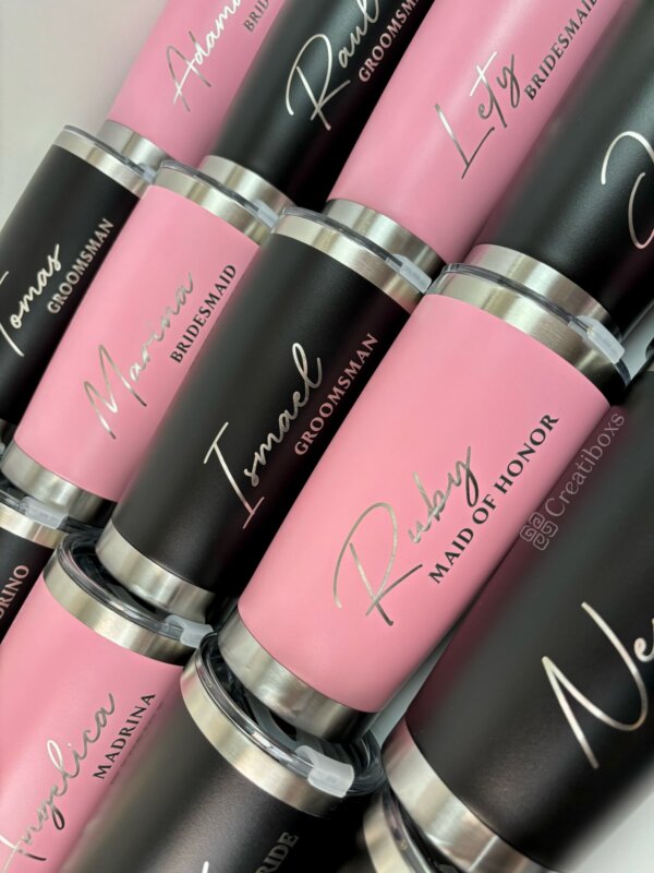 Termos personalizados para boda en rosa y negro, personalizados con nombres y roles como Dama de Honor o Bridesmaid, ideales para celebrar tu boda.