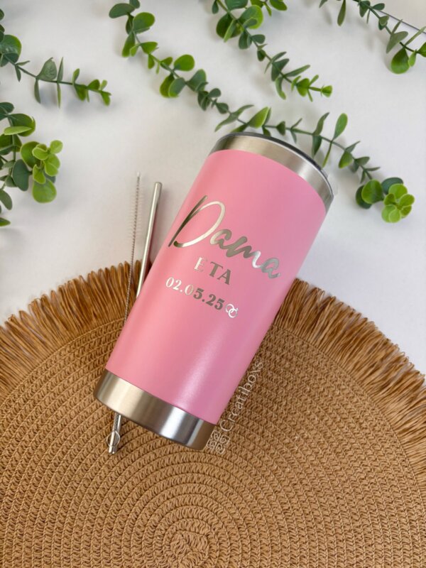 Termos personalizados para boda con pajita de metal sobre una estera tejida, decorados con hojas verdes; presenta “Dama” y su fecha personalizada: este elegante recuerdo es perfecto para su día especial.