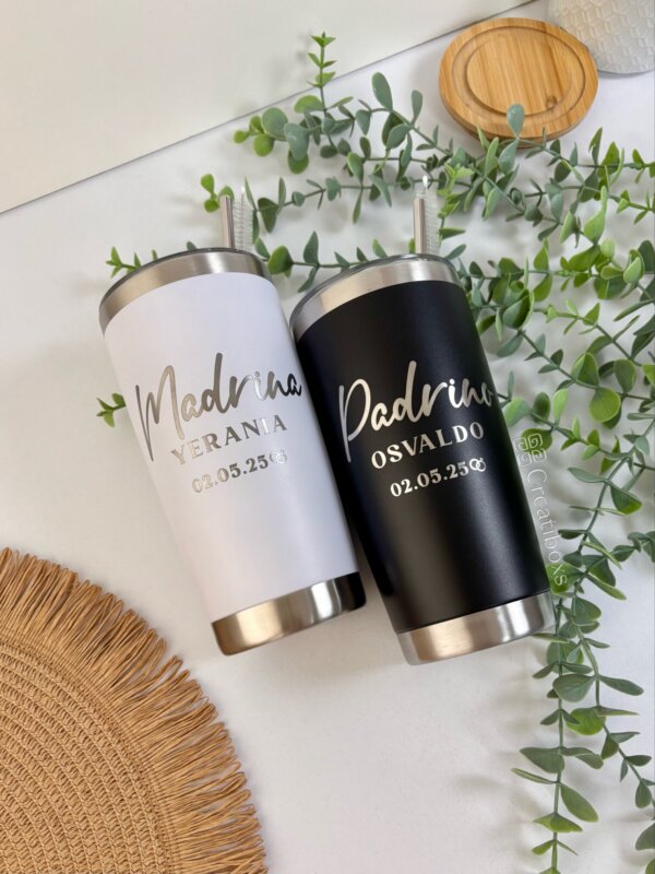 Estos Termos personalizados para boda, uno blanco y otro negro, muestran nombres y fechas enmarcados por vegetación, ideales como recuerdos de boda o elegantes regalos termos para boda.
