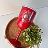 Copa personalizada térmica de acero 295ml con diseño floral, presentación sobre una bandeja tejida junto a una pequeña planta en maceta verde.