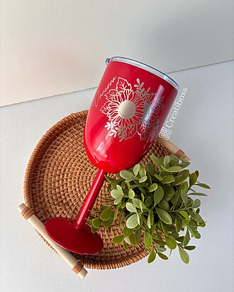 Copa personalizada térmica de acero 295ml con diseño floral, presentación sobre una bandeja tejida junto a una pequeña planta en maceta verde.