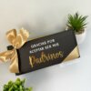 Caja personalizada con 2 diseños y lazo dorado, con texto en español, junto a dos suculentas en maceta sobre superficie blanca; ideal para regalar o usar como caja personalizada.