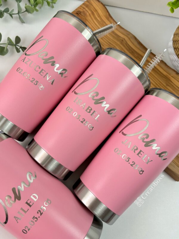 Cuatro termos personalizados para boda de color rosa, hechos de acero inoxidable con tapas plateadas, muestran nombres, rol de damas de honor o bridesmaids y fechas personalizados en una escritura elegante, ideales como recuerdos de boda.