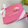 Regalo de graduación con termo personalizado y caja personalizada en rosa con lazo blanco, cofia o gorro de enfermera y texto "Felicidades ¡LO LOGRASTE!"—ideal para celebrar ese gran logro.