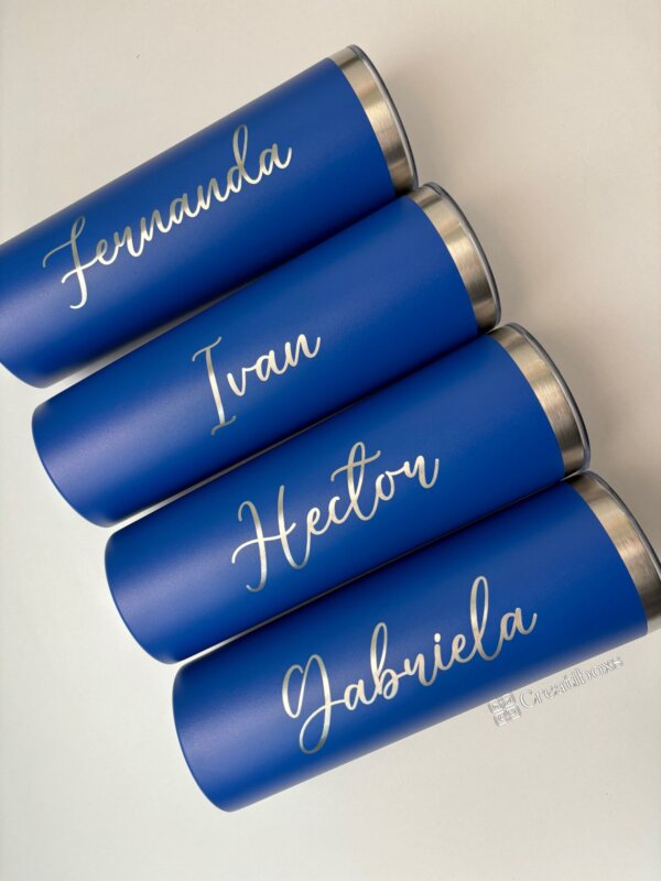 Cuatro termos azules personalizados para boda con los nombres Fernanda, Iván, Héctor y Gabriela en letras blancas, ideales para celebraciones de bodas o eventos especiales.