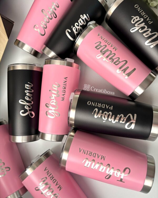 Termos personalizados para boda en color rosa y negro, con nombres en elegante cursiva, dispuestos sobre una superficie plana, ideales como regalos de boda únicos.