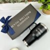 Una caja chica personalizada con logo incluye un kit termo grande con agarradera de 890 ml color negro con nombre