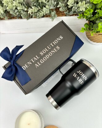Una caja chica personalizada con logo incluye un kit termo grande con agarradera de 890 ml color negro con nombre
