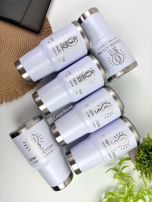 Seis termos personalizados para regalo corporativo con logo, color blanco, dispuestos en una mesa. Ideales como obsequio empresarial.
