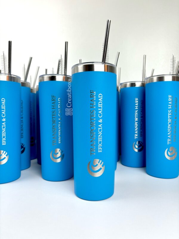 Varios termos azules personalizados para regalo corporativo con logotipo, con pajitas de metal e impresión blanca, ideales para obsequios corporativos destacados o como elegantes bebidas promocionales.