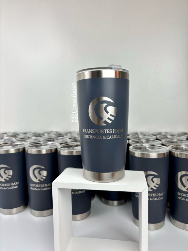 El termo azul de los Termos personalizados para regalo corporativo con logo y texto resalta entre opciones ideales para destacar tu marca en regalos empresariales.