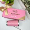 El Kit termo clásico 590ml y caja chica personalizada con lazo dorado, decorado entre plantas verdes, es un regalo de cumpleaños perfecto para alguien especial.