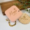 Joyero cuadrado rosa personalizado de cuero sintético mini con Maggy Díaz grabado, pulsera de oro, anillo, y una tapa Creatiboxs de madera cercana-ideal como joyero personalizado.