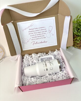 Regalo de graduación con termo personalizado y caja personalizada, ideal como detalle para una enfermera en su graduacion, incluye nota de celebración en español y papel triturado blanco.